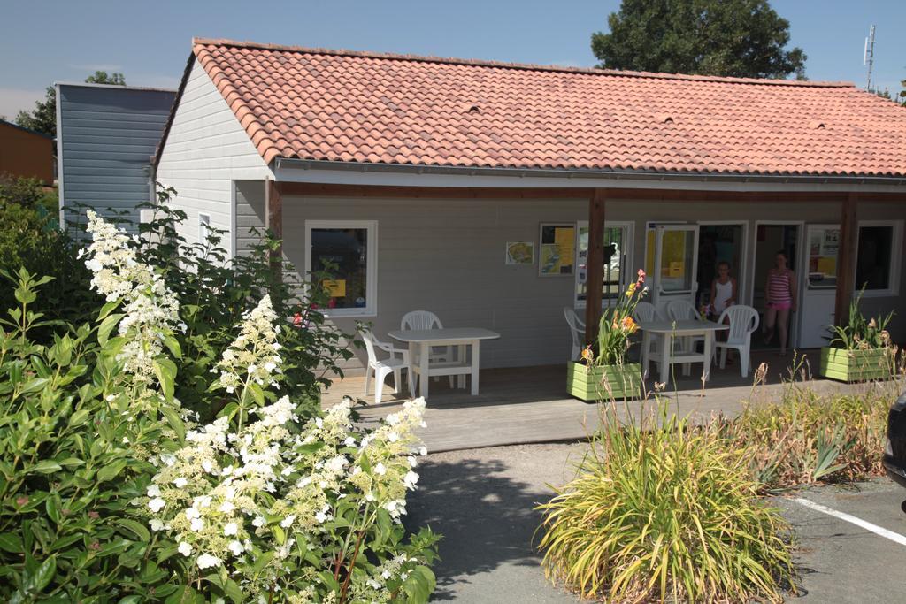 Отель Camping Des Rulieres Saint-Valerien Экстерьер фото